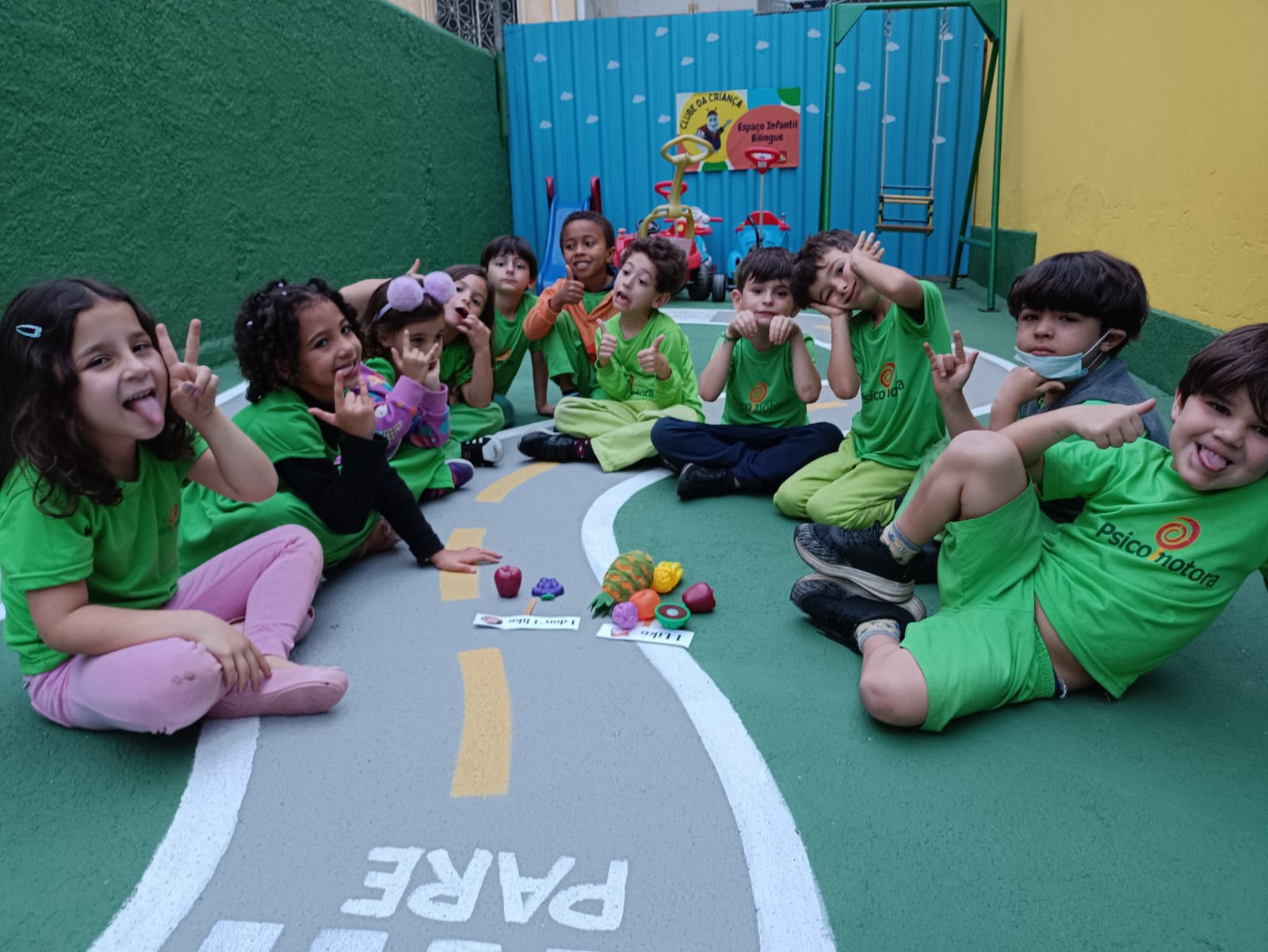 The kids - Crianças de verde 